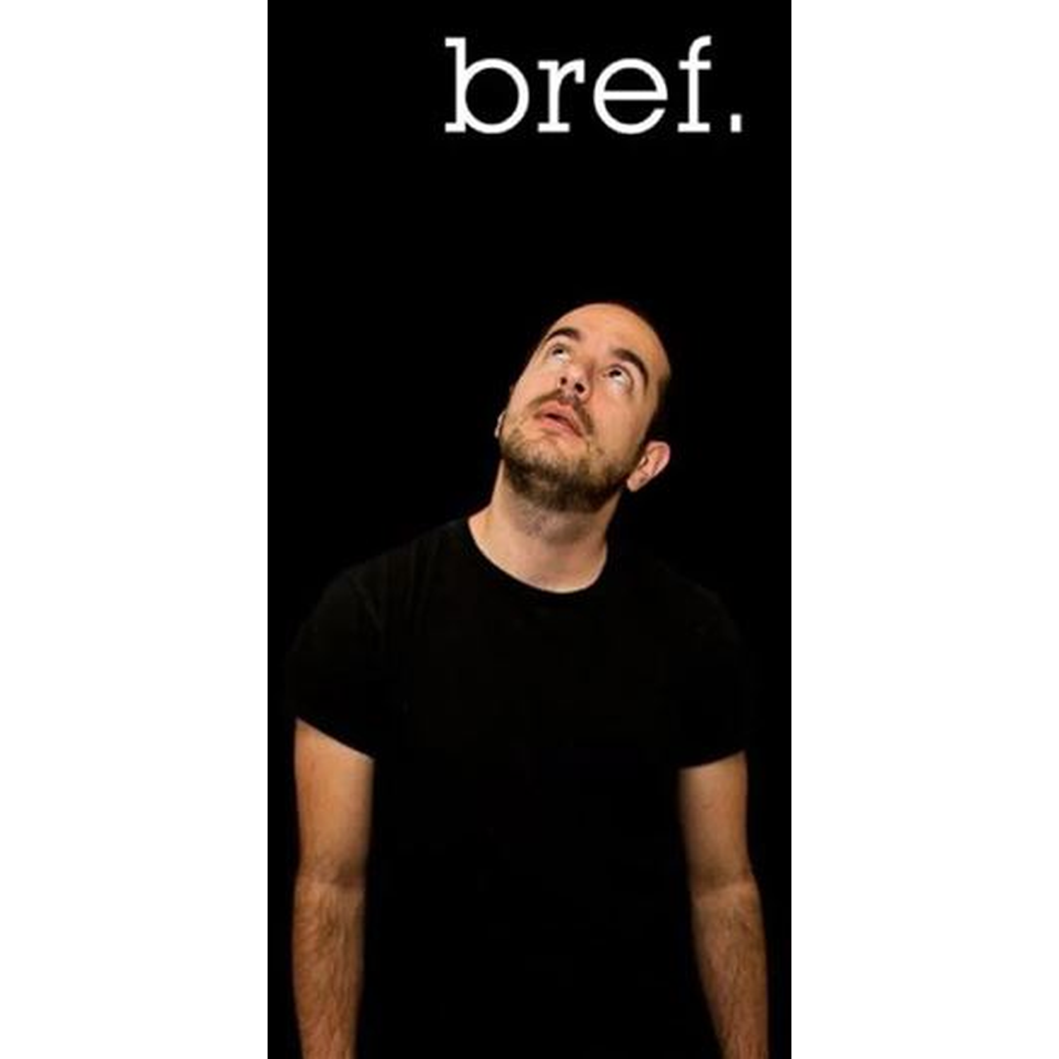 Un homme en t-shirt noir regarde en l'air. "bref." est écrit en haut.
