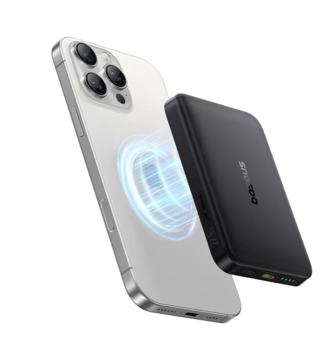 Mavi parlayan manyetik şarj halkası ile beyaz bir iPhone ve siyah bir powerbank gösteriliyor.