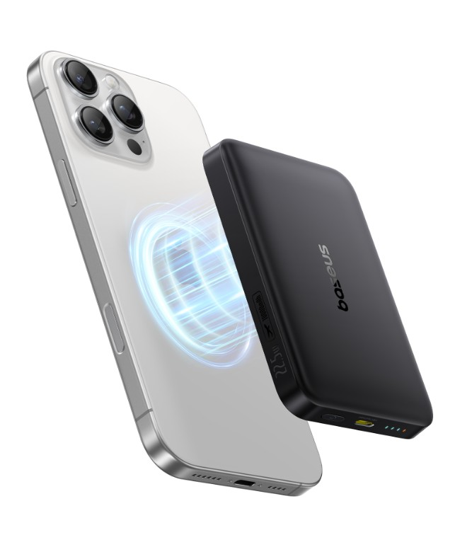 Mavi şarj halkalı beyaz bir akıllı telefonun yanında siyah bir powerbank.