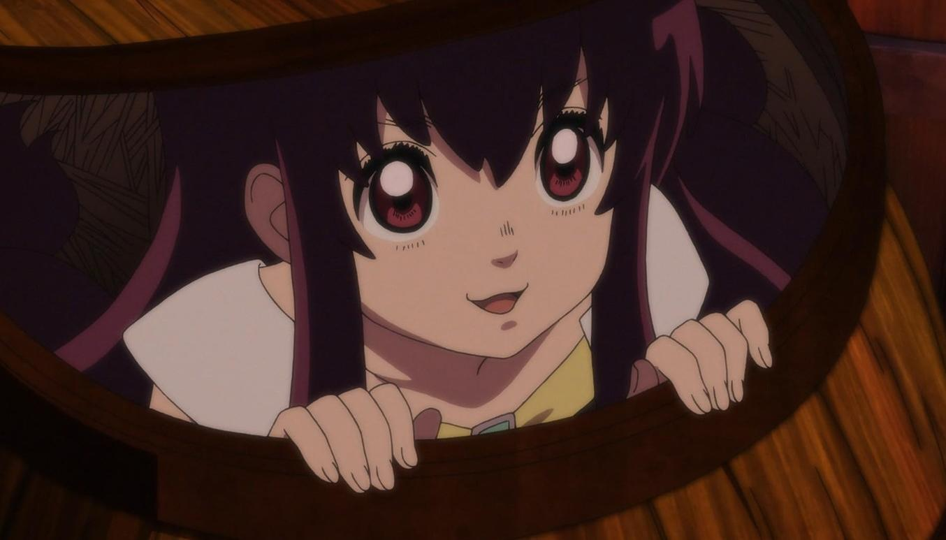 Anime-Mädchen mit lila Haaren blickt lächelnd aus einem Holzfass.