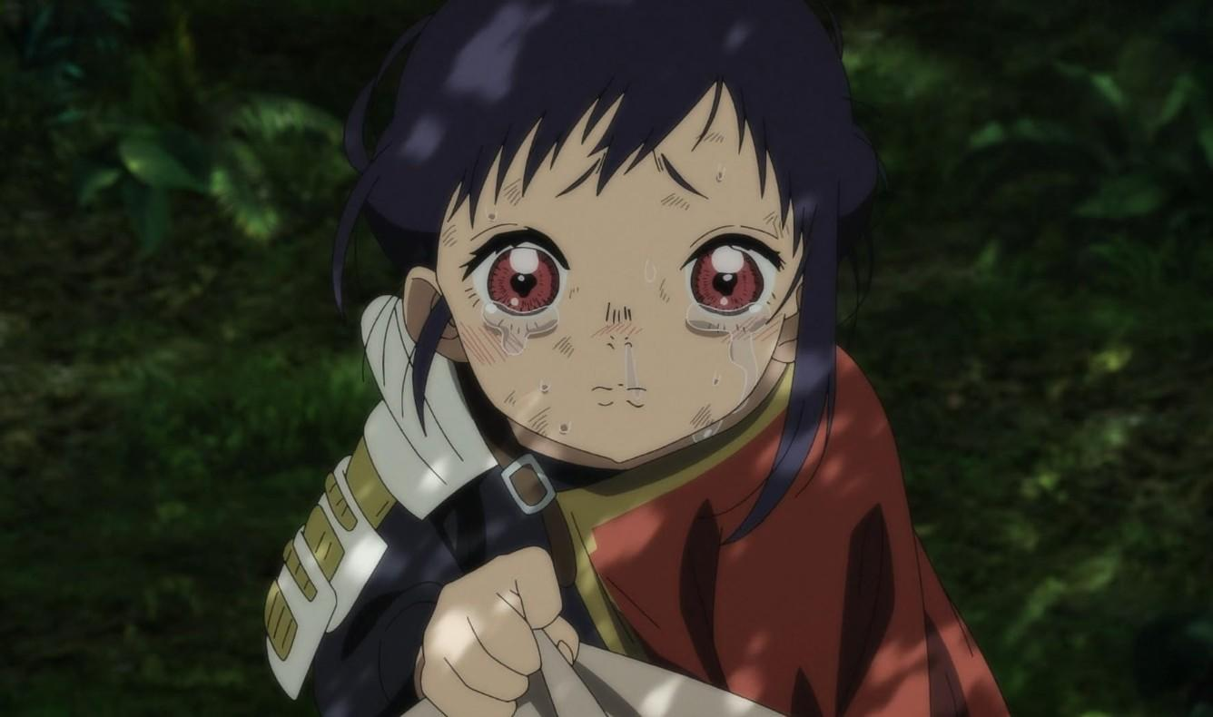 Ein anime-artiges Mädchen mit dunklem Haar und roten Augen weint im Wald.
