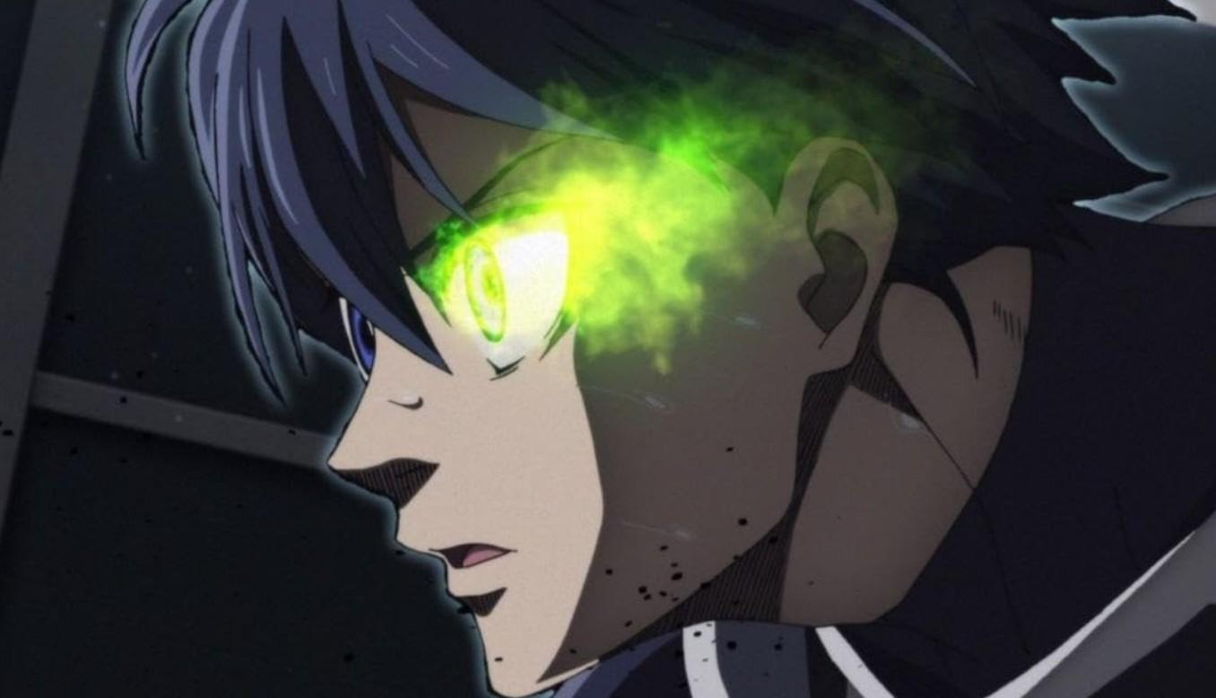 Ein Mann mit blauem Haar und leuchtend grünen Augen.