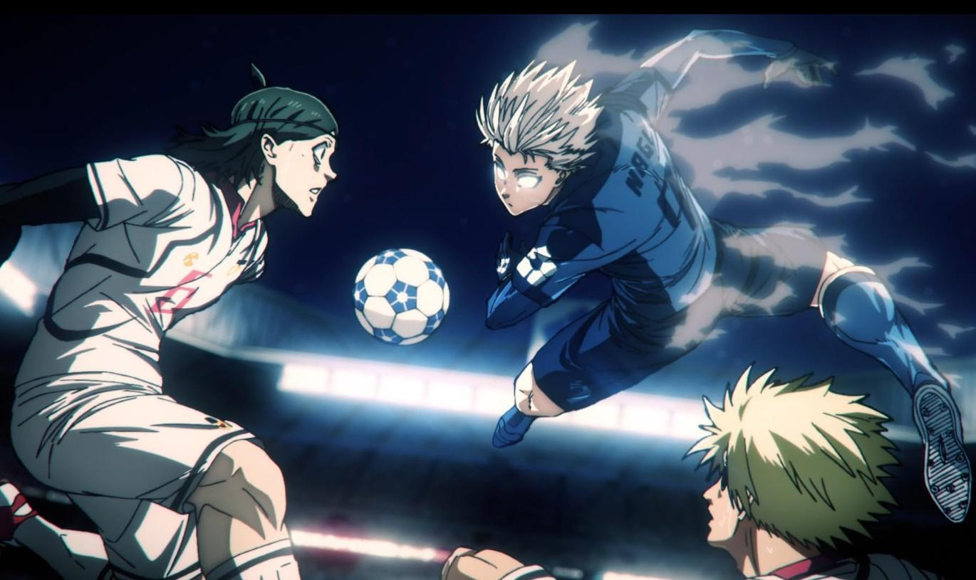 Drei Fußballspieler im Duell um den Ball im Stadion. Einer springt in der Luft.
