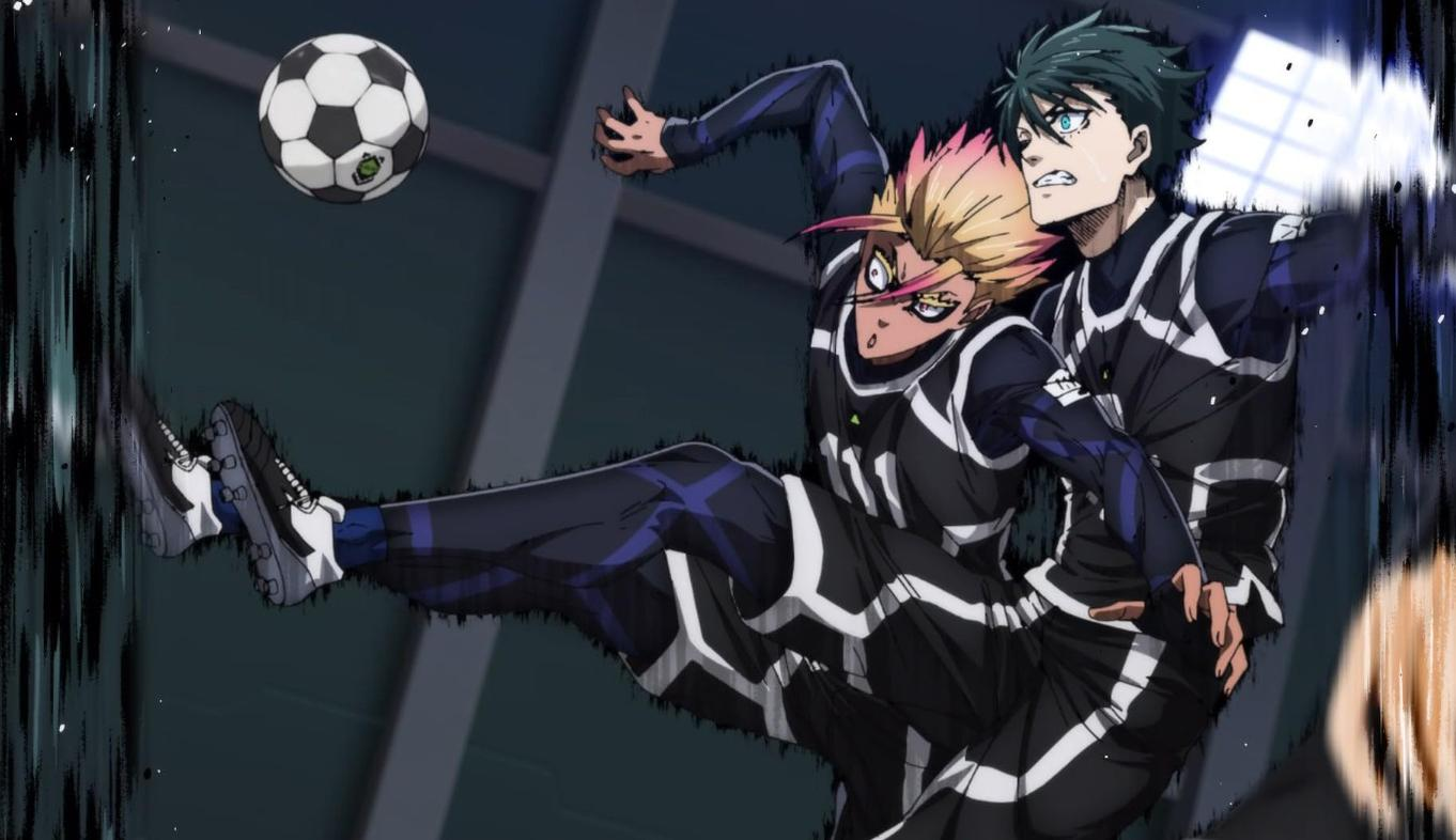 Zwei Anime-Fußballer in Schwarz-Weiß-Trikots kämpfen um einen Ball.