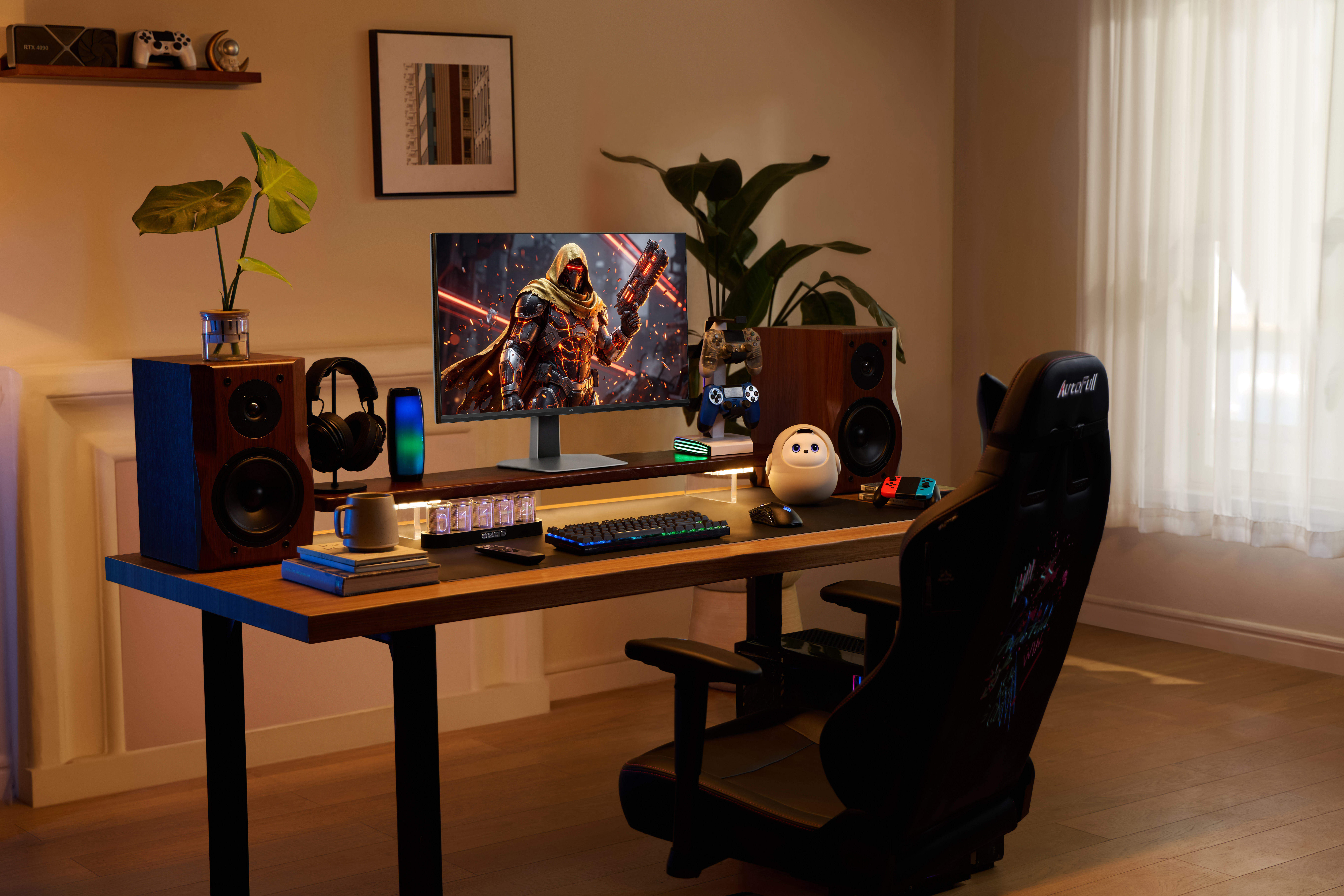 Ein Schreibtisch mit einem Gaming-PC, Monitoren, Tastatur, Maus, Kopfhörern und einer Pflanze.
