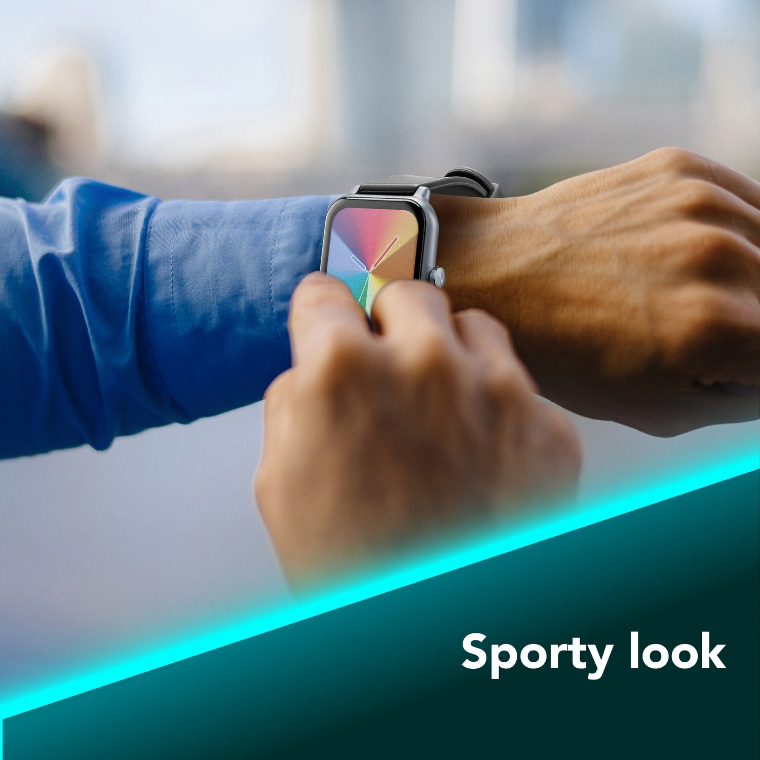 Primo piano di una persona che guarda uno smartwatch con display colorato.