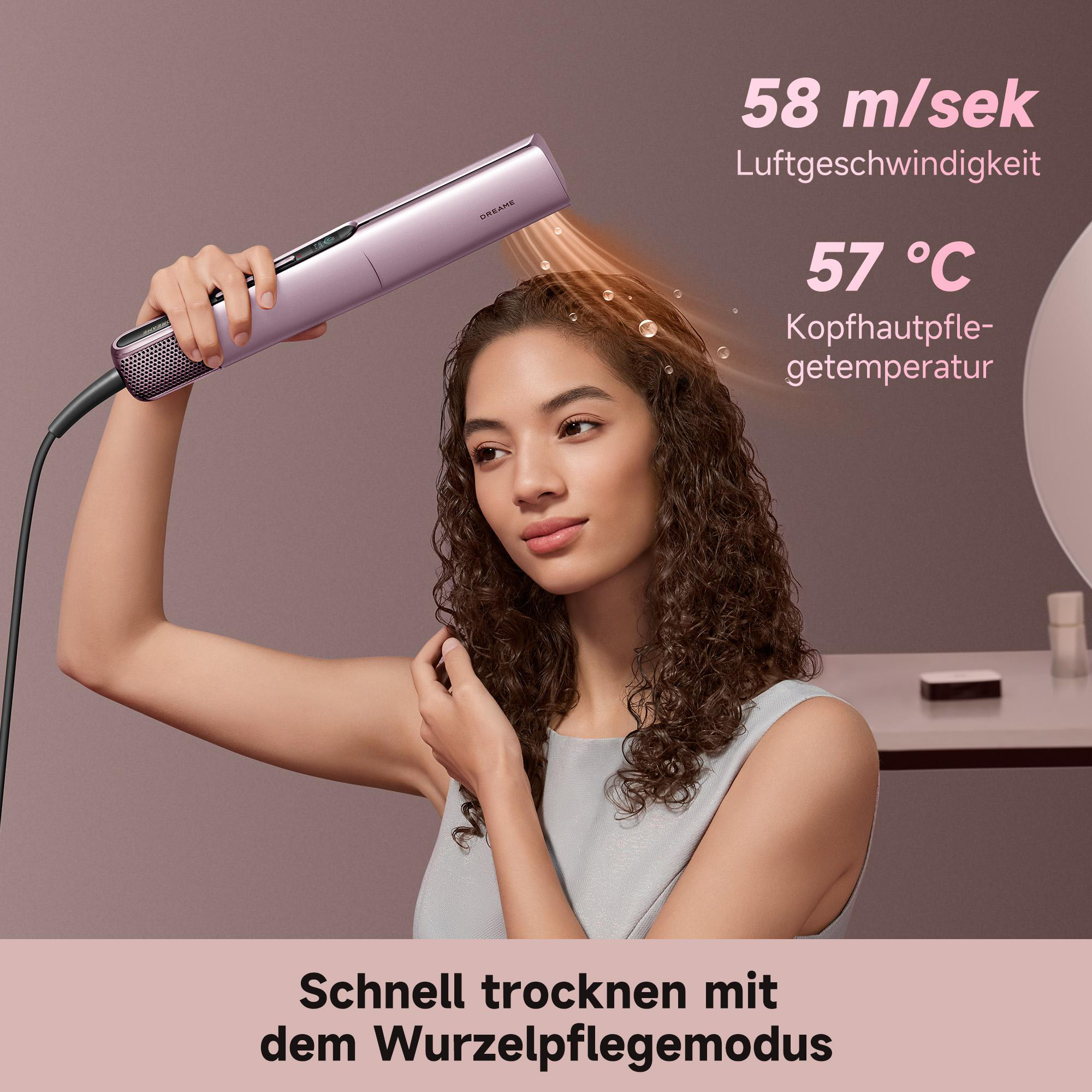 Eine Frau benutzt einen lila Haartrockner mit 58 m/Sek. Luftgeschwindigkeit.