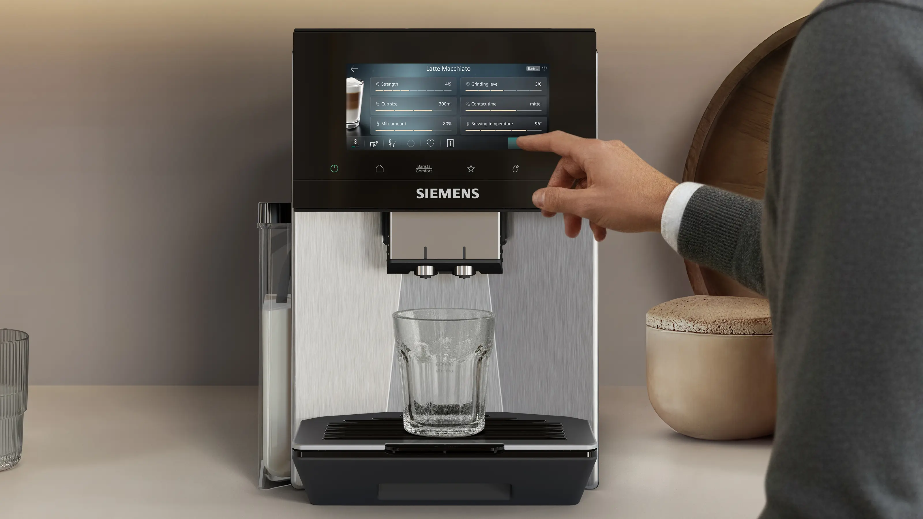 Férfi Siemens kávégépet kezel, Latte Macchiato készítés közben.