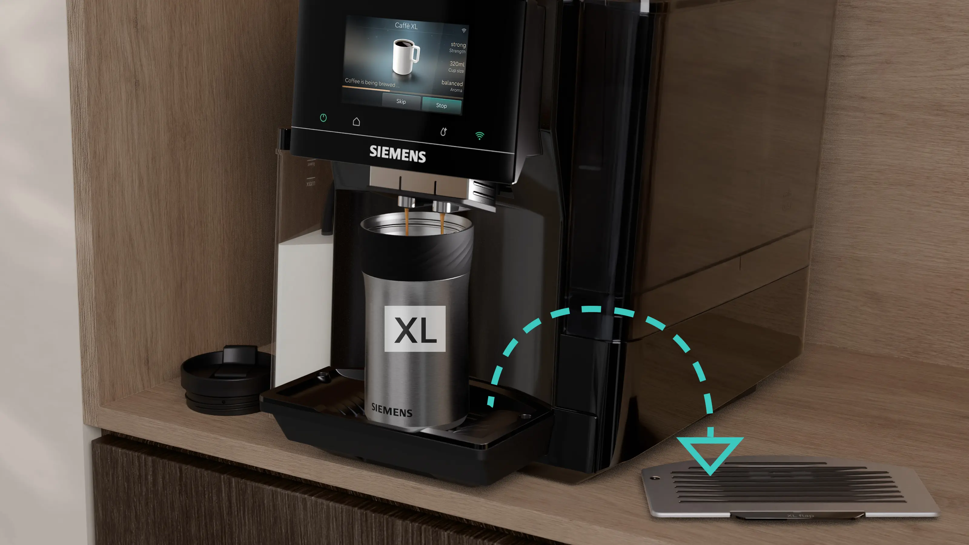 Kávéfőző kávét főz XL-es bögrébe, Siemens logó a gépen.