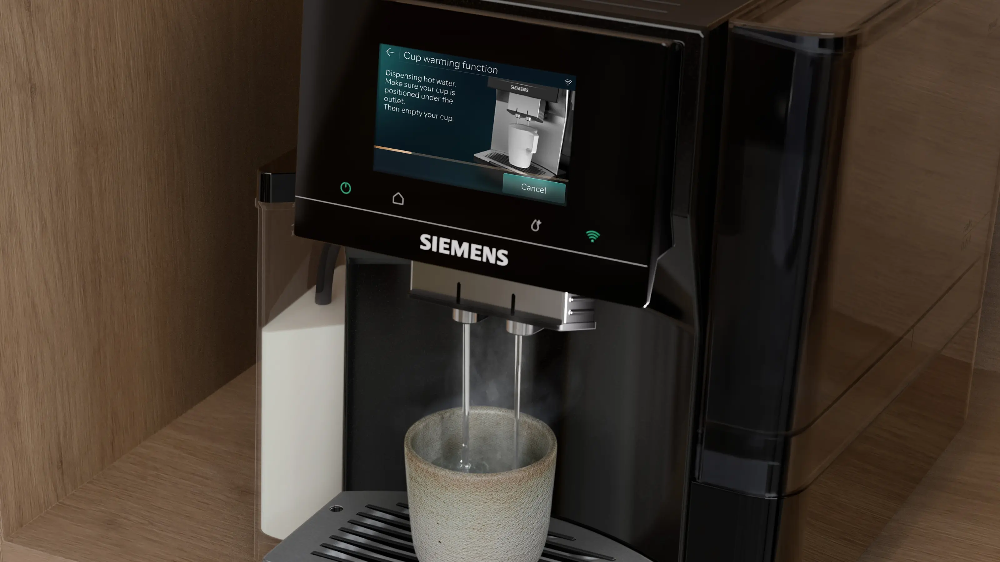 Siemens kávéfőző melegít egy csészét forró vízzel.