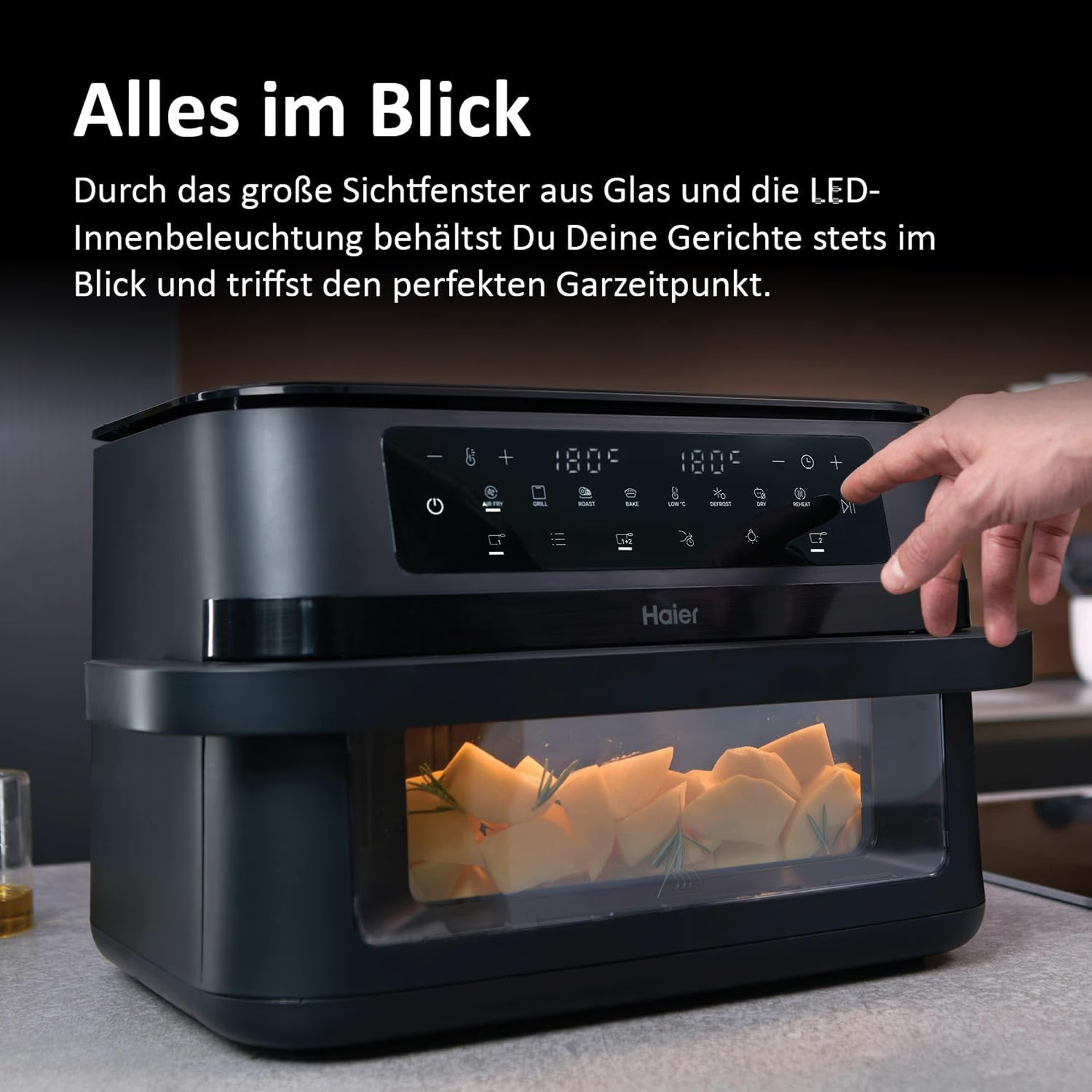 Ein schwarzer Haier Ofen mit sichtfenster und gefülltem Innenraum.