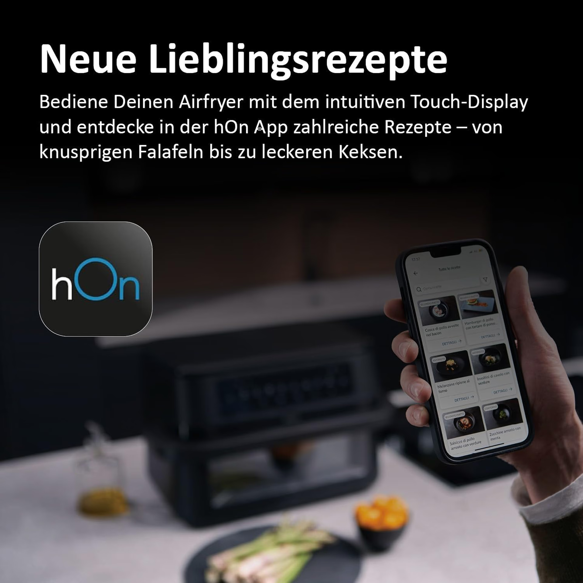 Ein Smartphone zeigt Rezepte in der hOn App neben einem Airfryer.