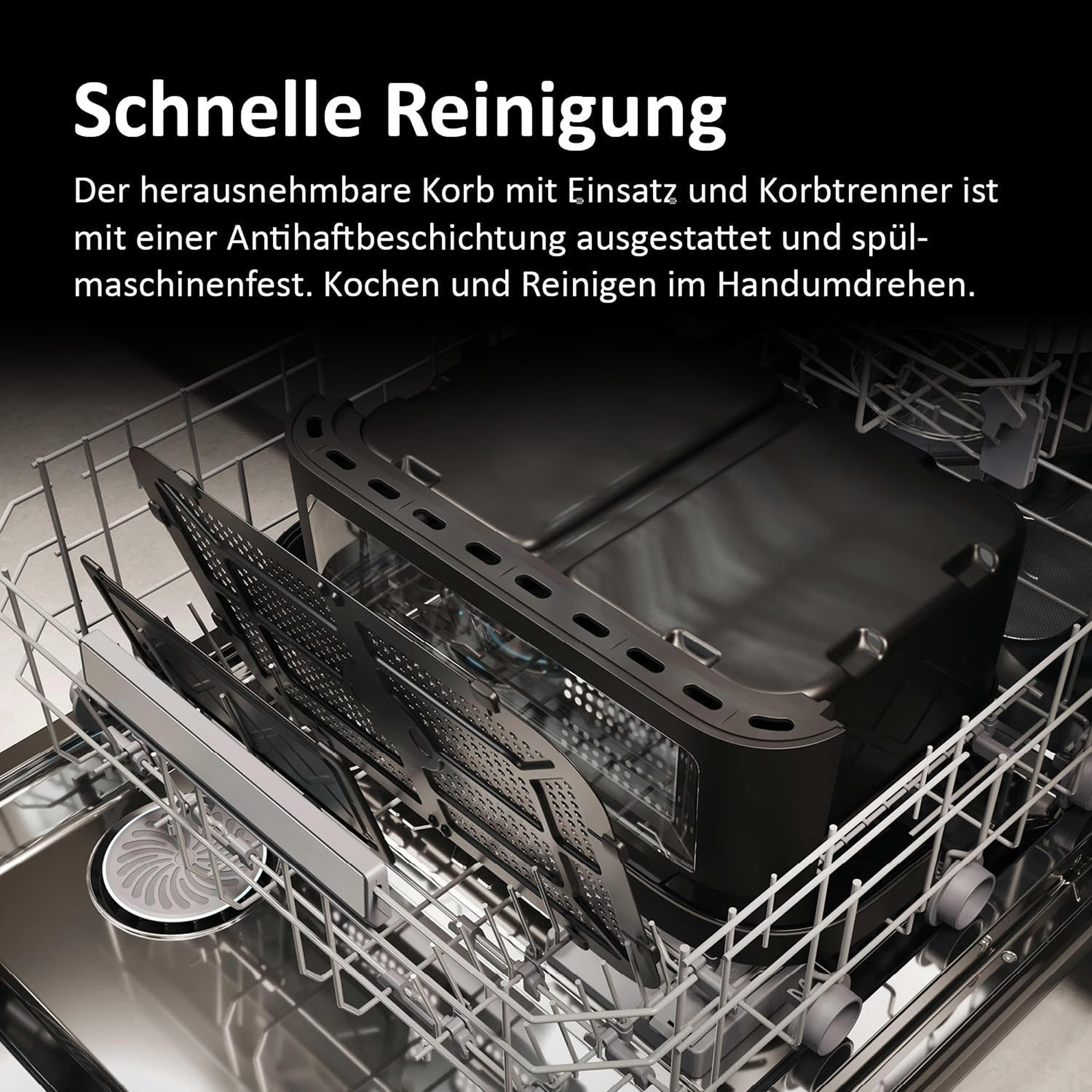 Ein schwarzer Korb mit Einsätzen ist in einer Spülmaschine.