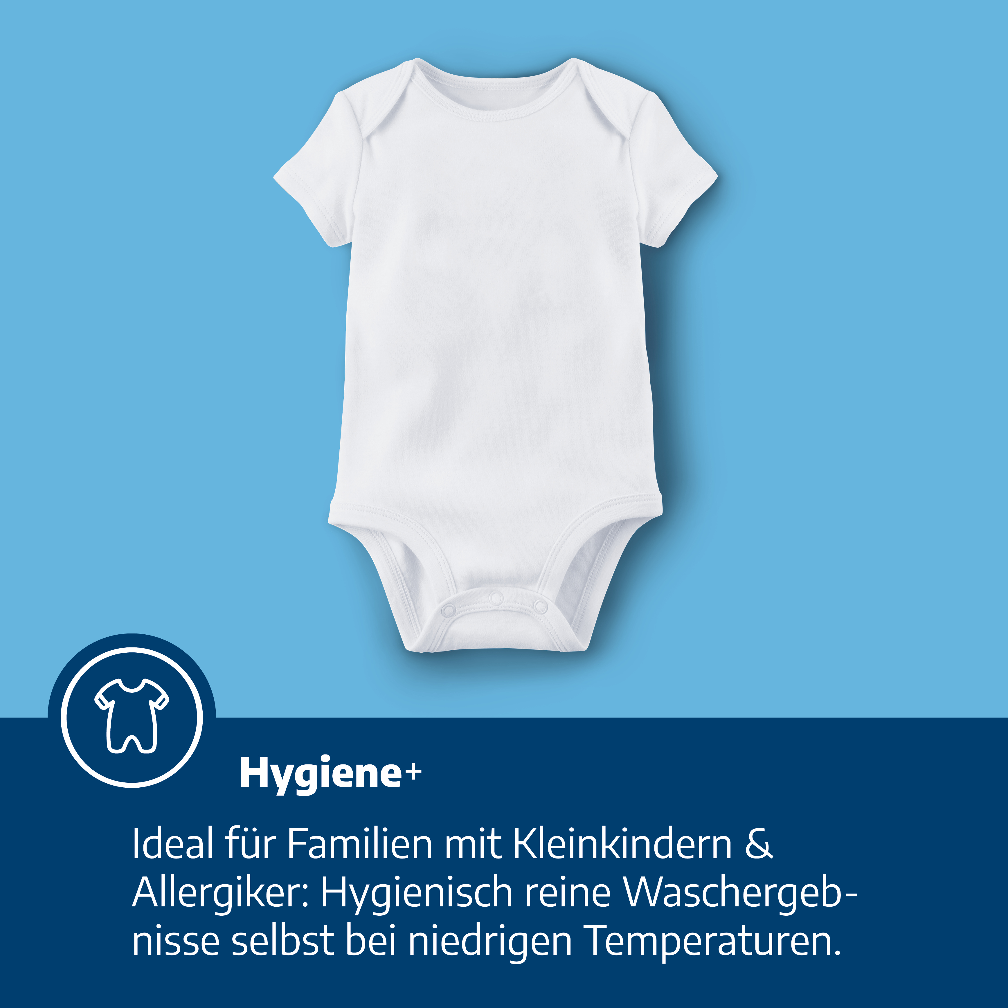 Ein weißes Baby-Body mit "Hygiene+" Siegel auf blauem Hintergrund.