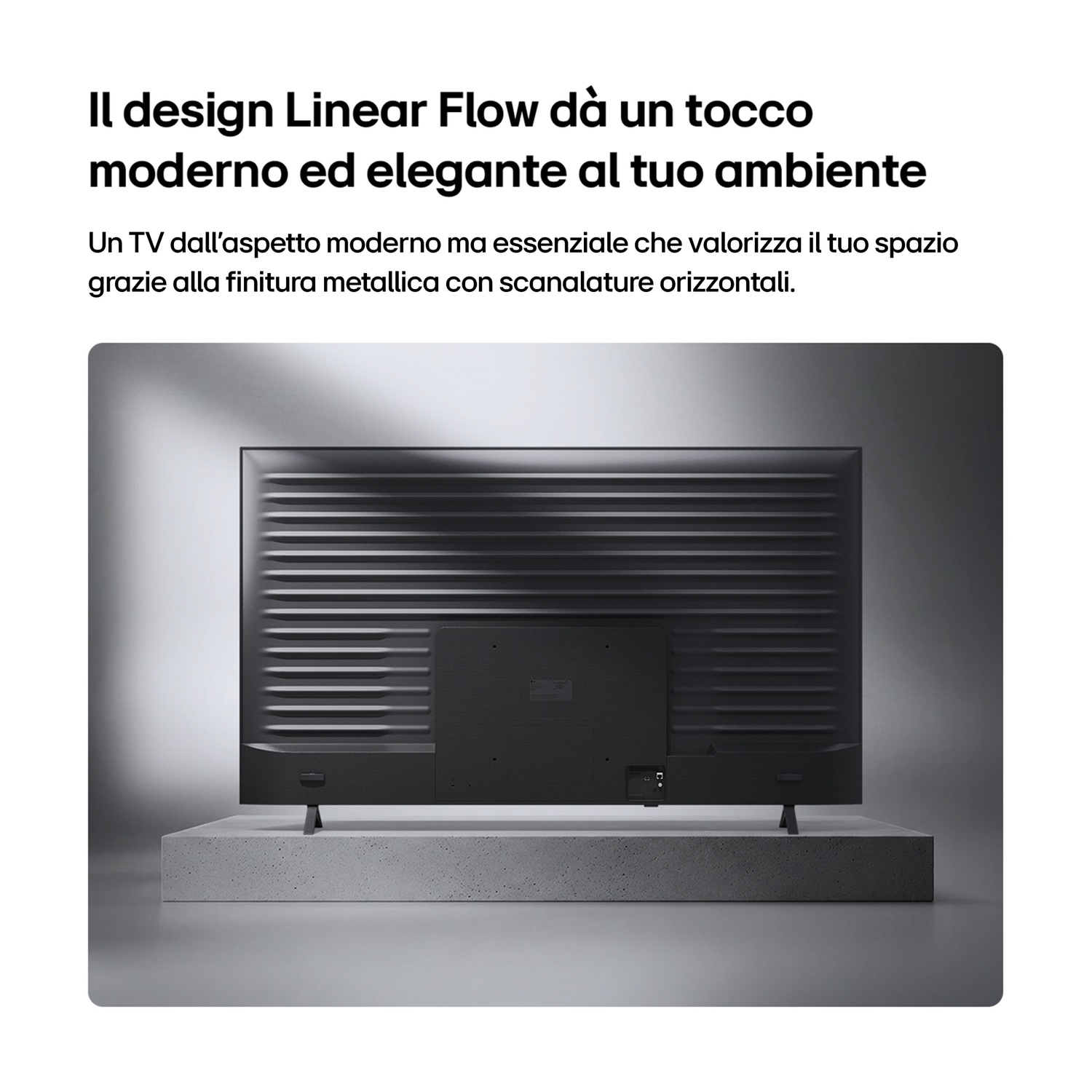 Retro di un TV moderno con scanalature orizzontali, su un piedistallo.