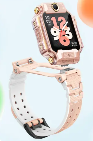 Różowo-złoty smartwatch z białym i różowym paskiem, unoszący się na jasnoniebieskim tle.