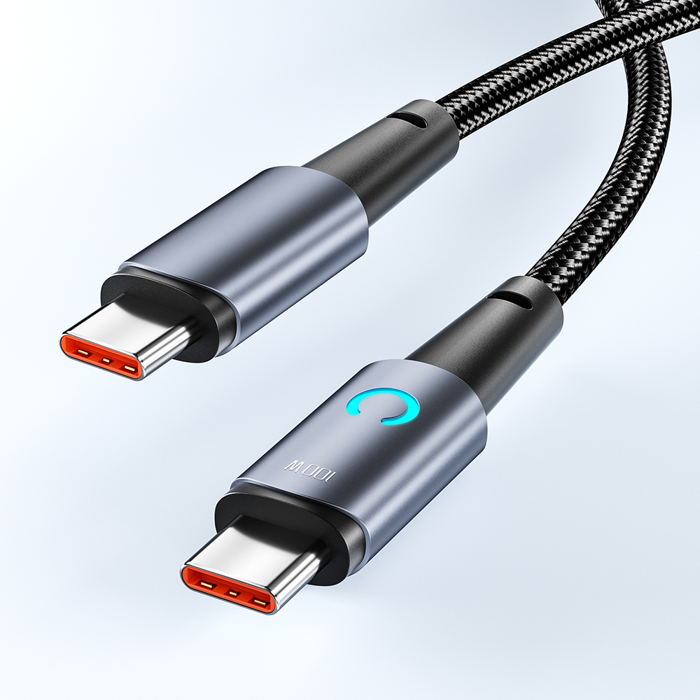 Két USB-C kábel fonott fekete-fehér zsinórral. Az egyik kéken világít.