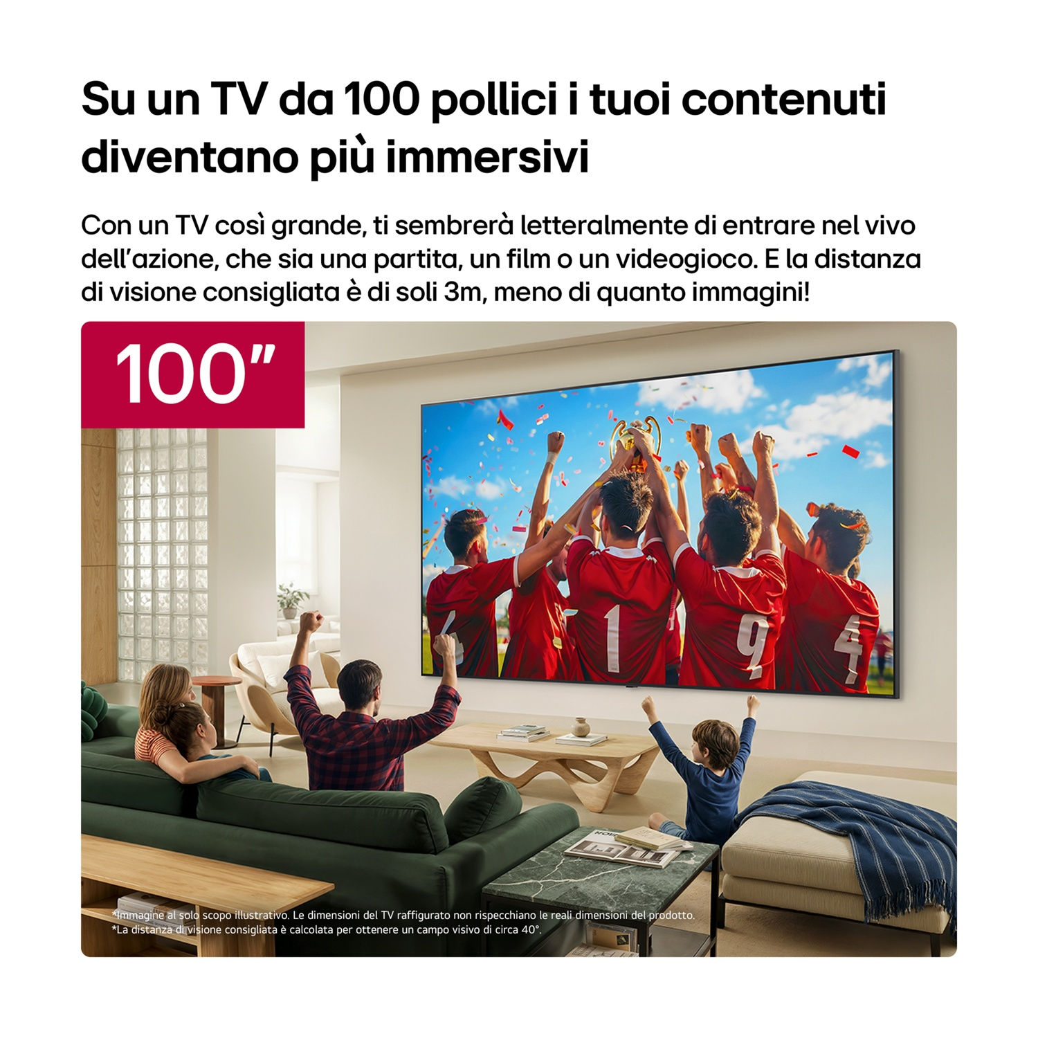 Una famiglia guarda un TV da 100 pollici con partita di calcio e coriandoli.