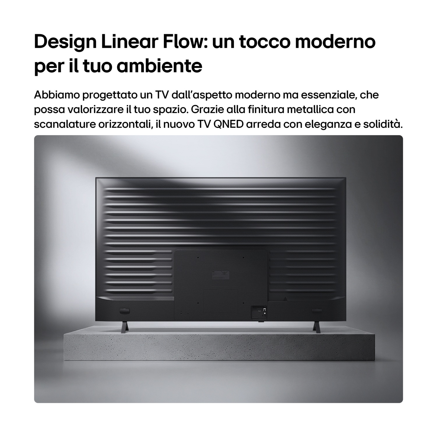 Retro di un moderno TV nero con scanalature orizzontali su piedistallo.