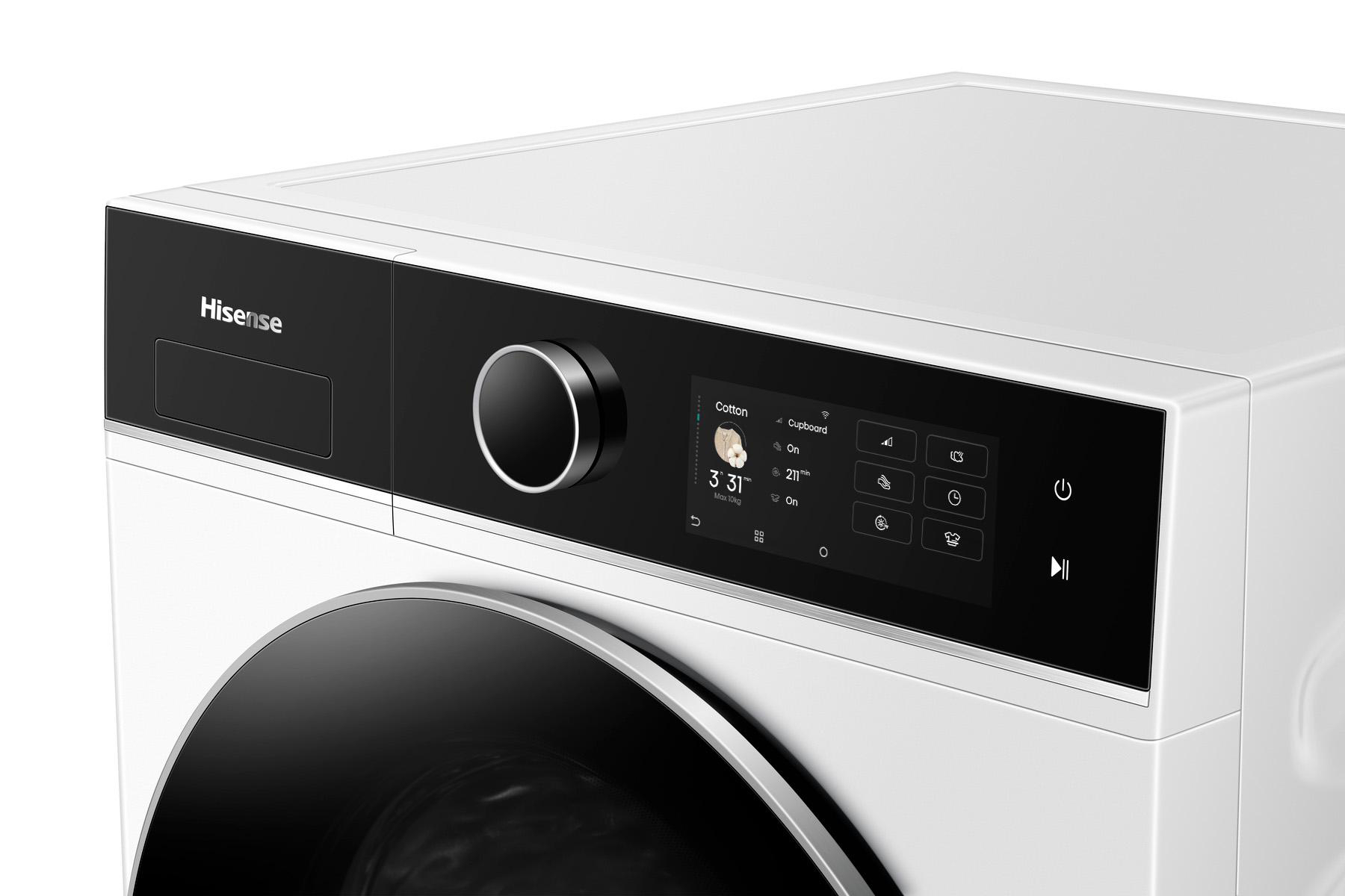 Nahaufnahme einer weißen Hisense Waschmaschine mit digitalem Bedienfeld und Drehknopf.