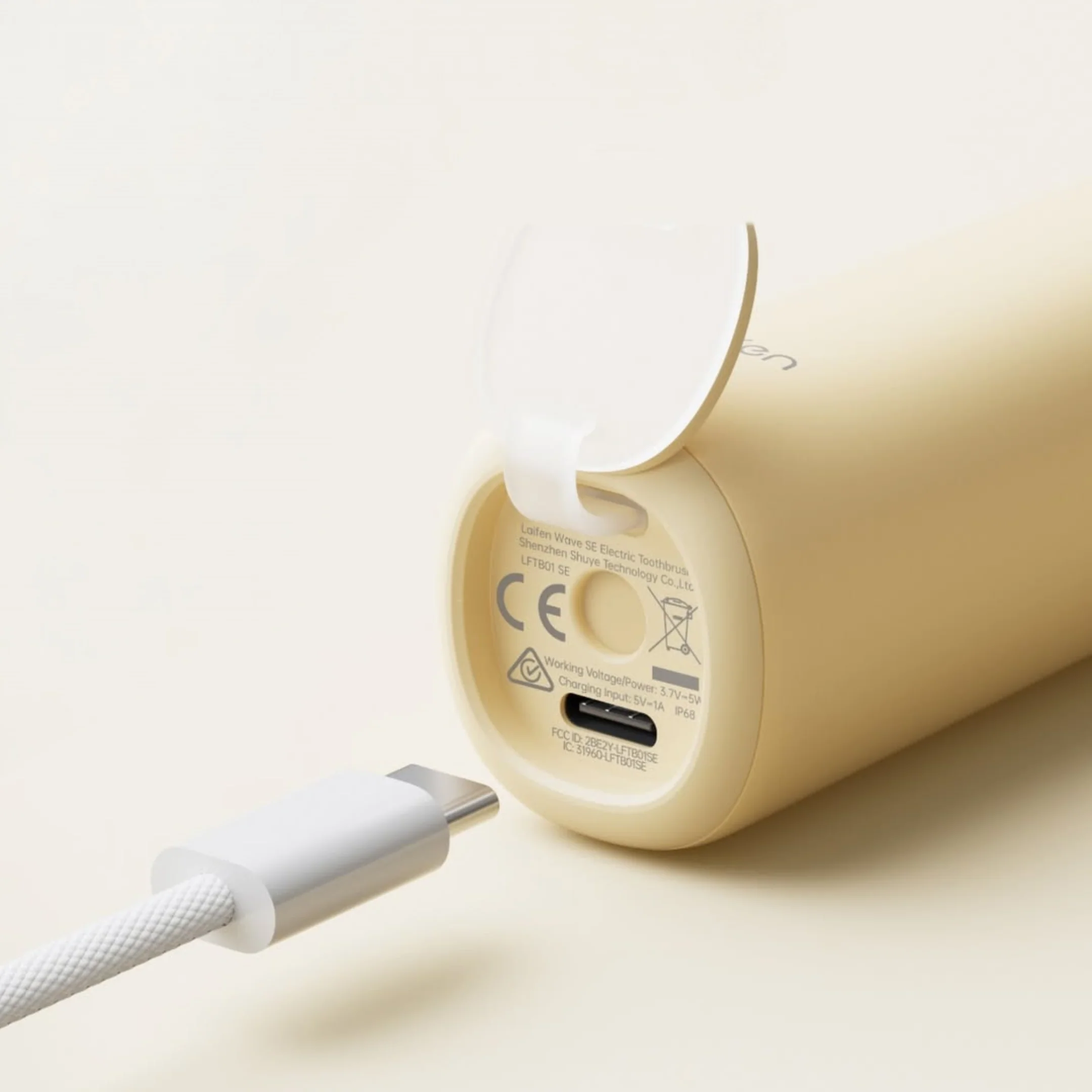 Sárga elektromos fogkefe töltő USB-C kábellel.