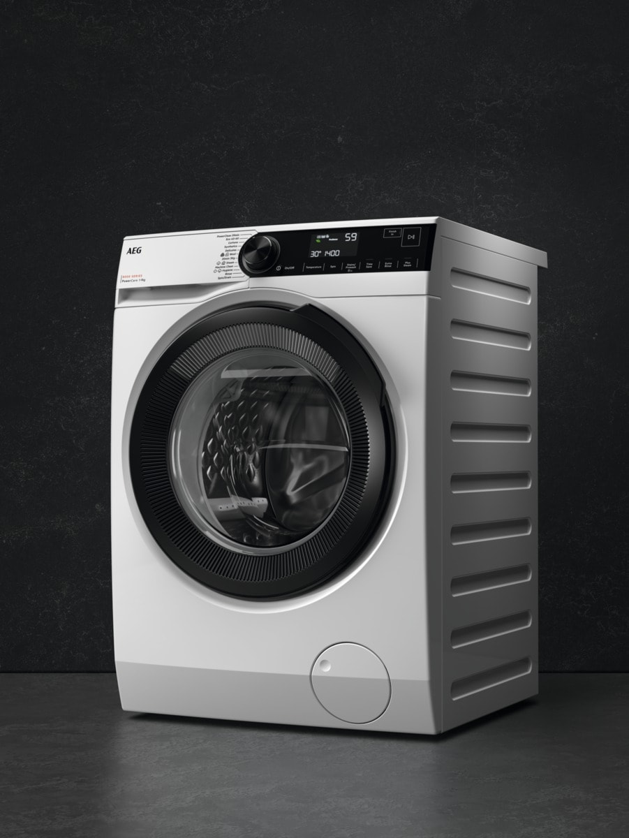 Lavadora AEG blanca con pantalla digital y borde negro alrededor de la puerta.
