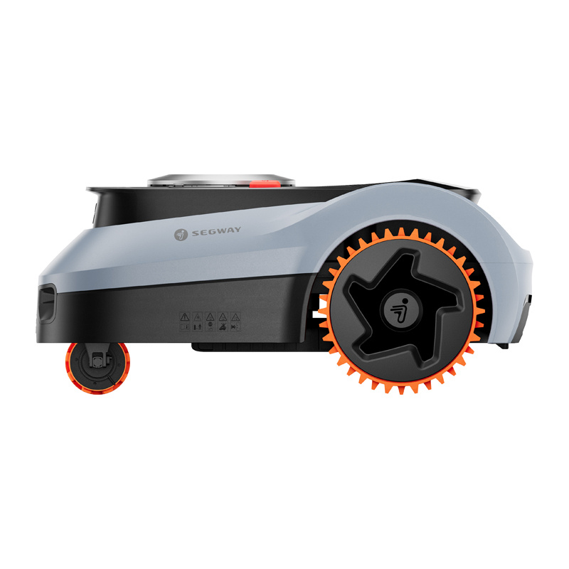 Szürke Segway robotfűnyíró narancssárga kerekekkel és fekete főtesttel.