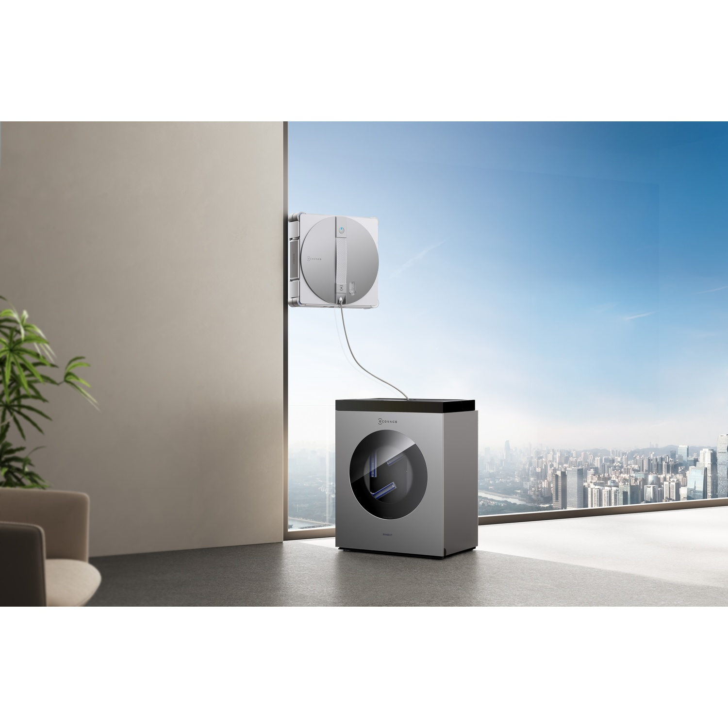 Un robot lavavetri sulla finestra con vista sulla città. Un secondo apparecchio è accanto.