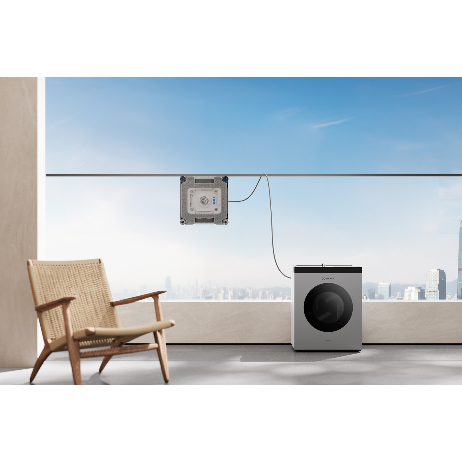 Un robot lavavetri e una lavatrice su un balcone con vista sulla città.