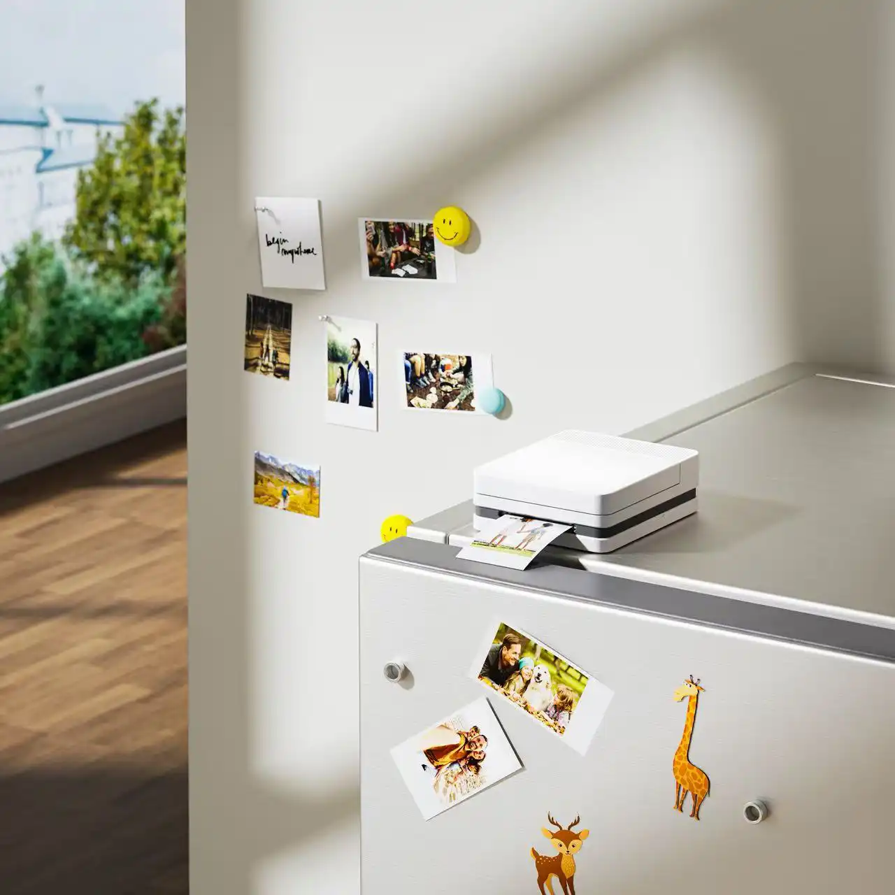 Ein weißer Drucker druckt Fotos auf einen Kühlschrank, der mit Fotos und Magneten dekoriert ist.
