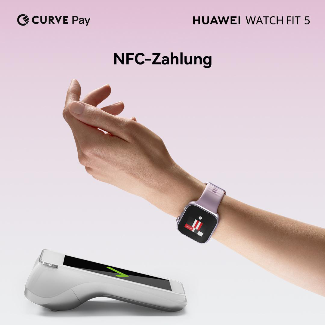 Eine Hand mit einer lila Smartwatch über einem weißen NFC-Lesegerät.