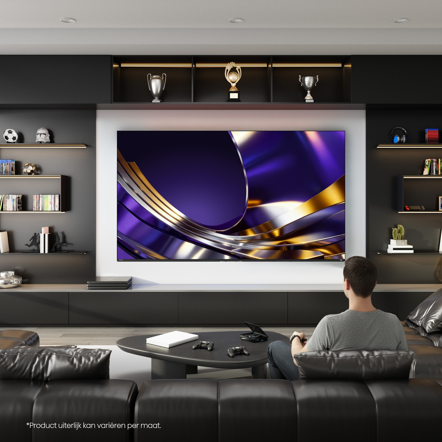 Man zit op bank tv te kijken. Trofeeënplanken boven de tv.