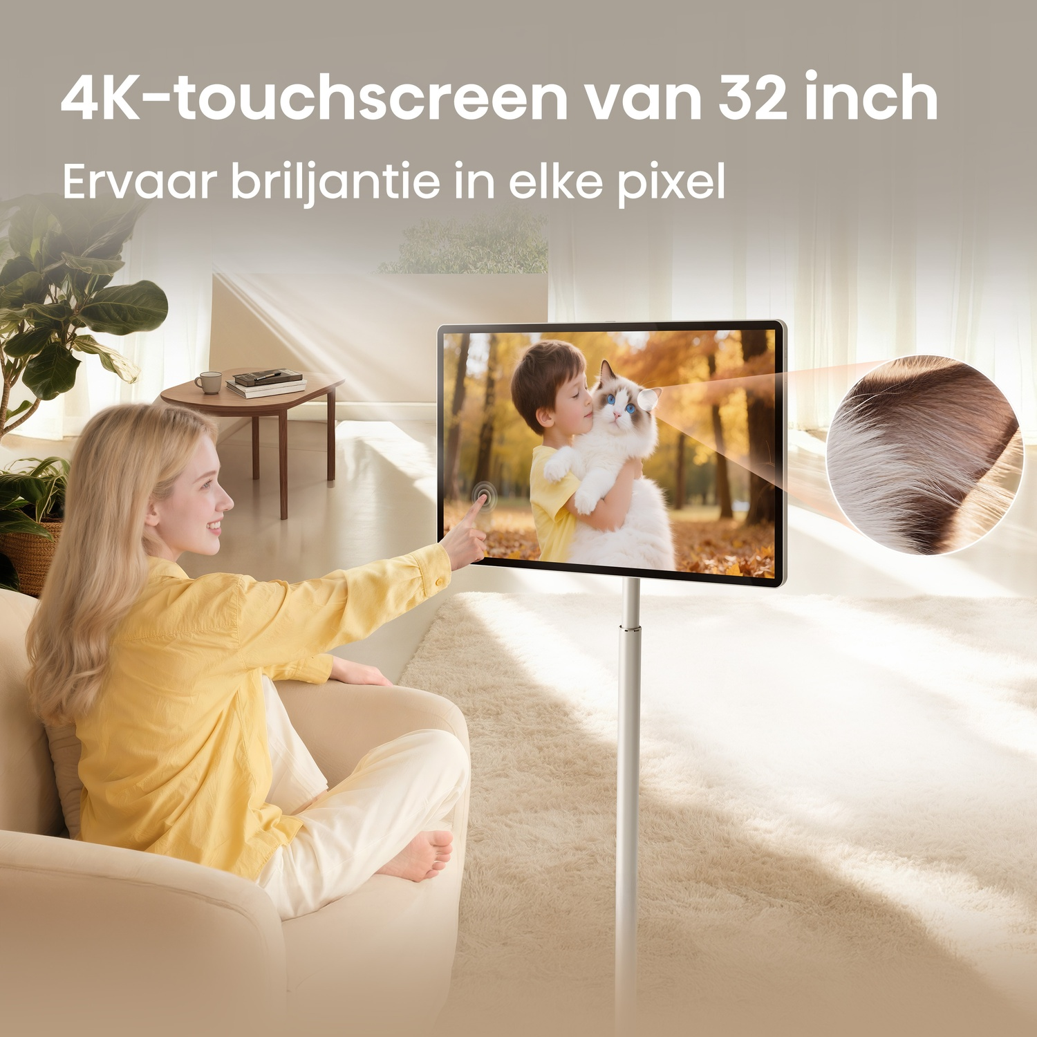 Une femme touche un écran tactile 4K de 32 pouces affichant un garçon tenant un chat.