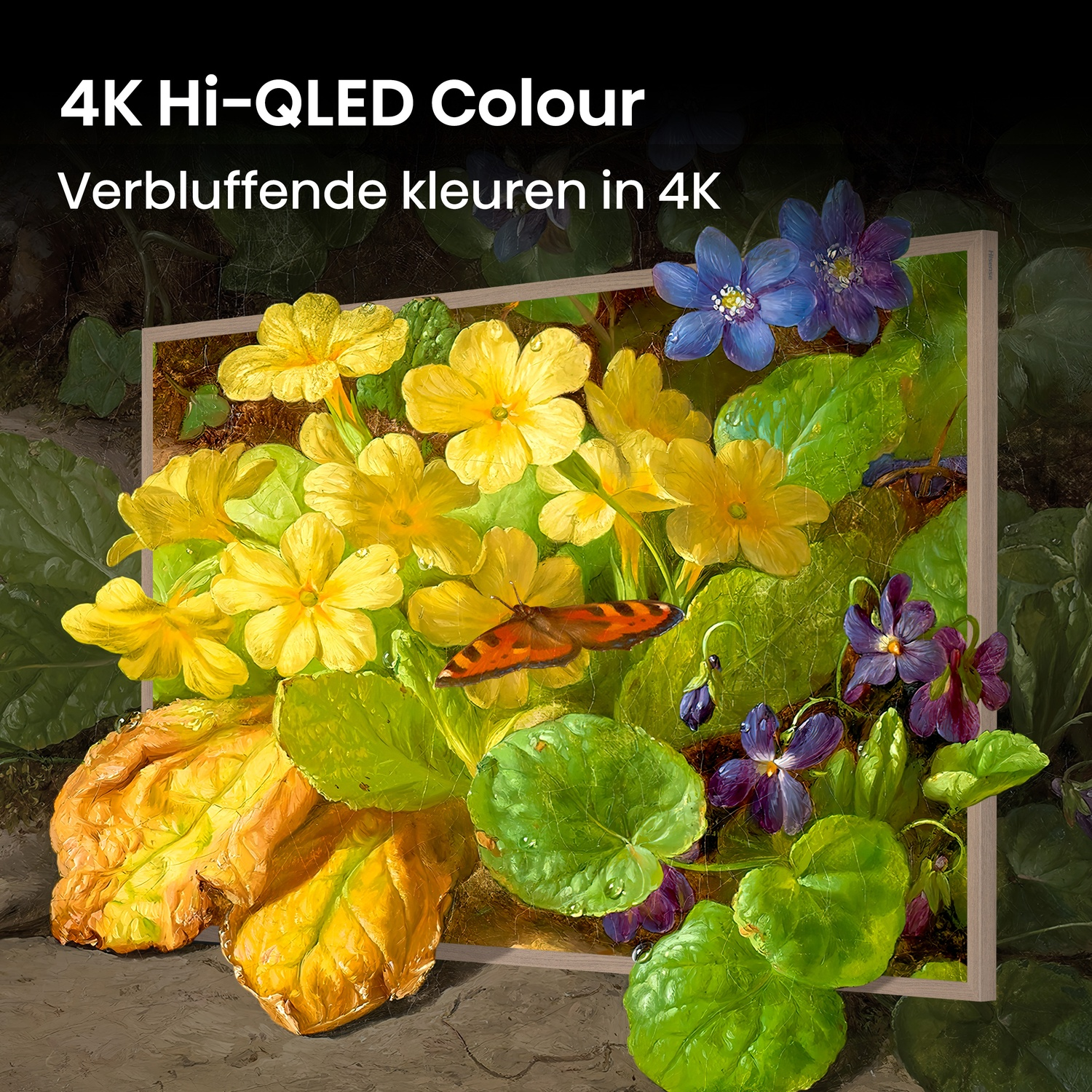 Een vlinder rust op gele en paarse bloemen met groene bladeren.