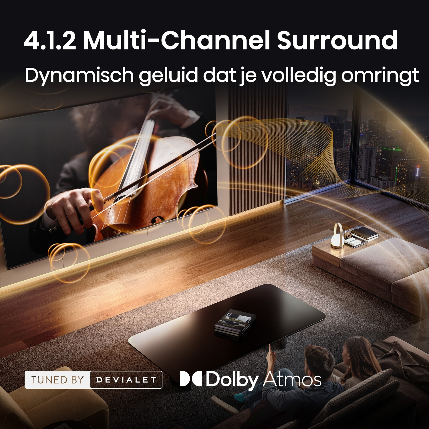 Een stel luistert naar muziek op een bank, de afbeelding toont een cellist en een stadsgezicht.