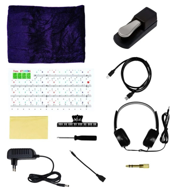 Akcesoria do pianina: fioletowa ściereczka, pedał, kabel USB, słuchawki, zasilacz, naklejki, śrubokręt.