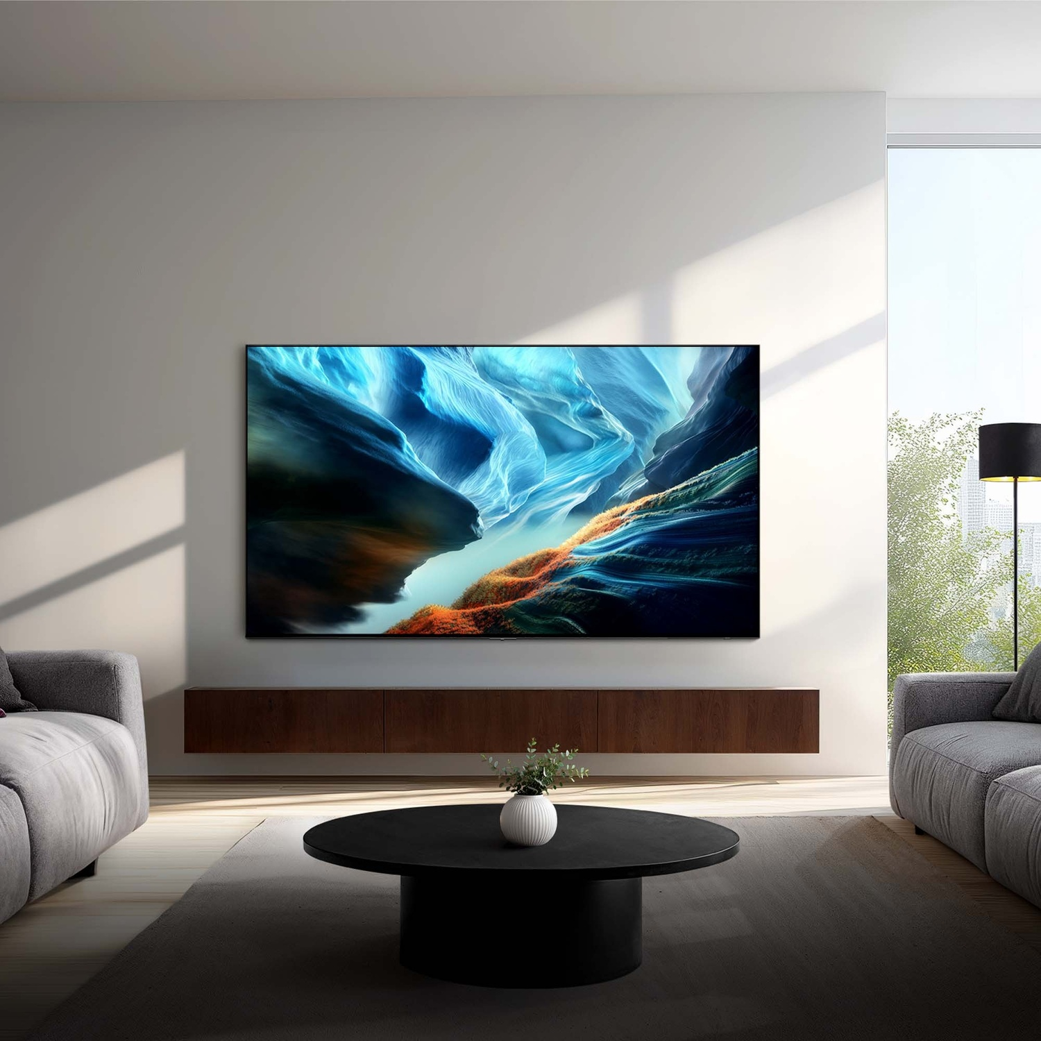 Un soggiorno moderno con divani grigi, tavolino nero e grande TV.