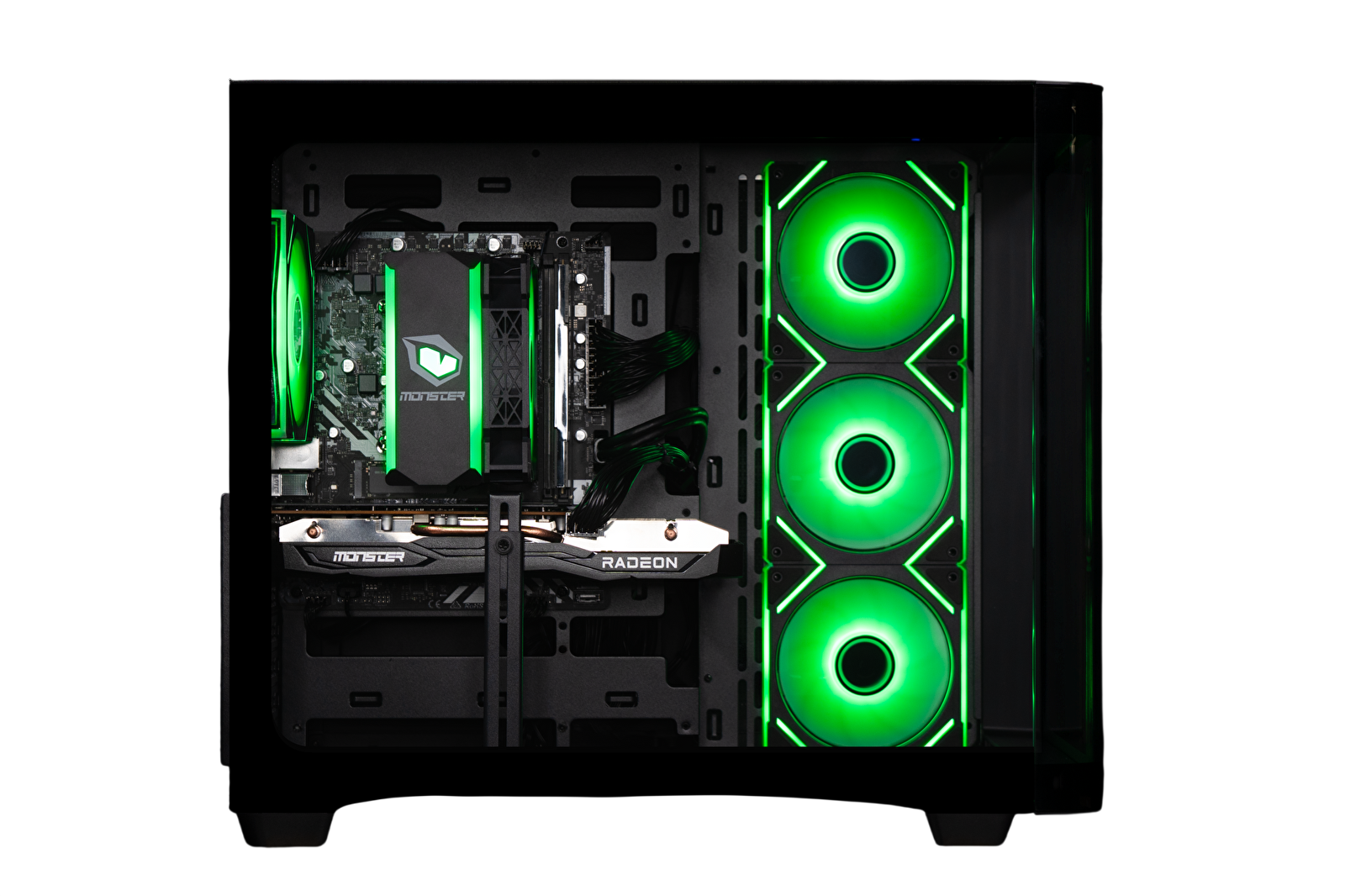 Fanlar ve anakart üzerinde yeşil aydınlatmalı açık bir PC kasası.