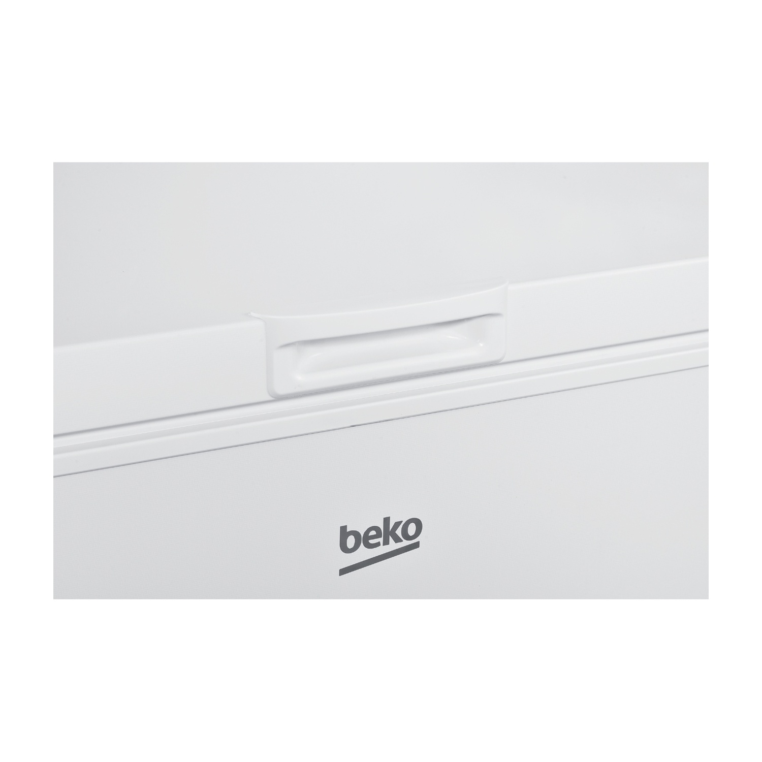 Congelatore a pozzetto bianco con logo Beko e maniglia.
