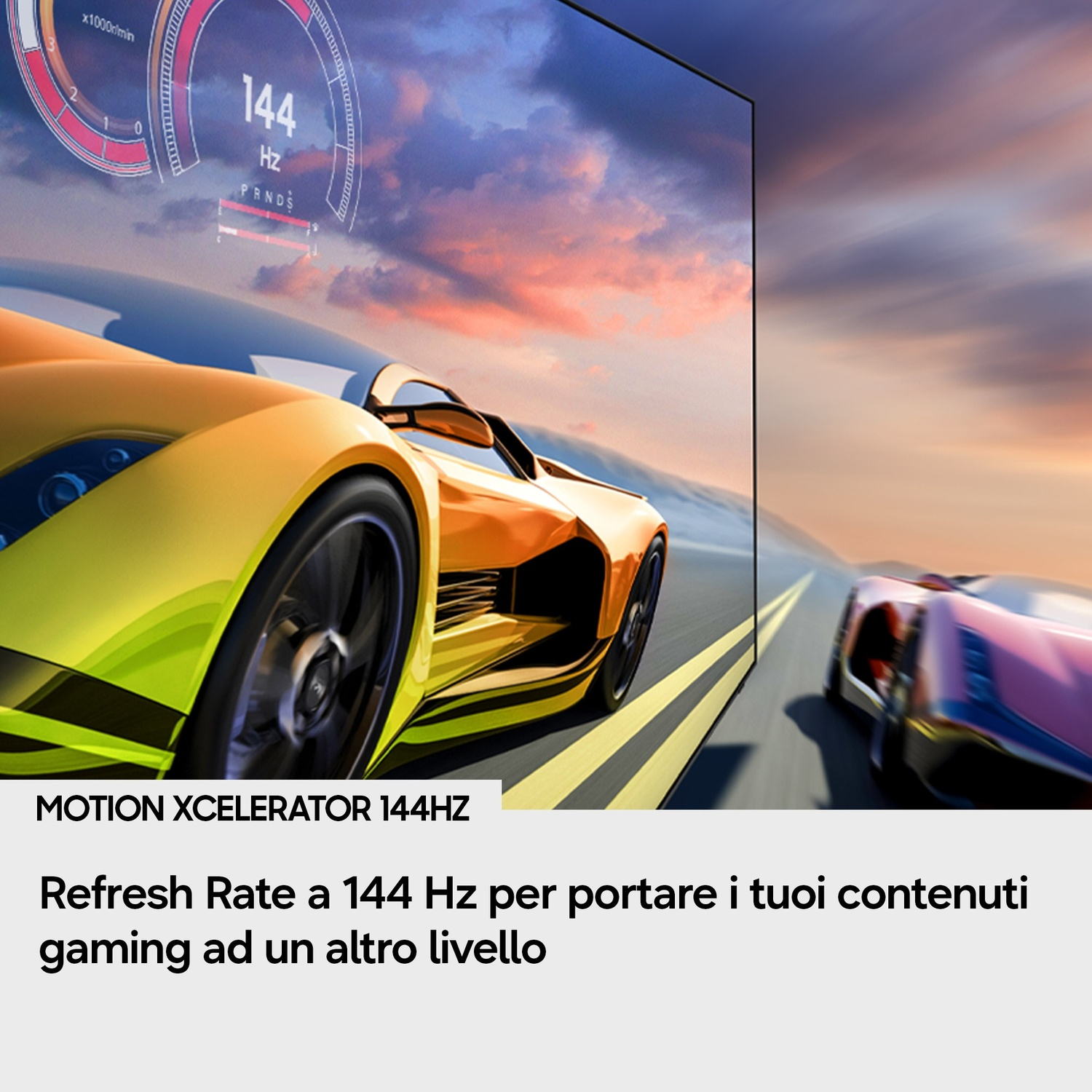 Auto da corsa gialla con display 144Hz, due auto su strada al tramonto.
