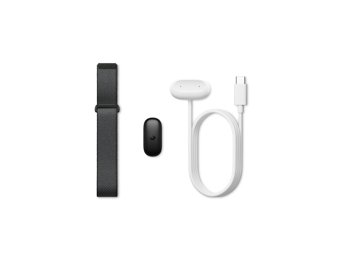 Ein schwarzes Armband, ein schwarzer Tracker und ein weißes Ladekabel auf weißem Hintergrund.