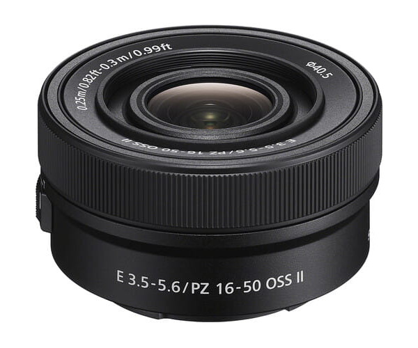 Czarny obiektyw aparatu z oznaczeniami, takimi jak "E 3.5-5.6/PZ 16-50 OSS II".