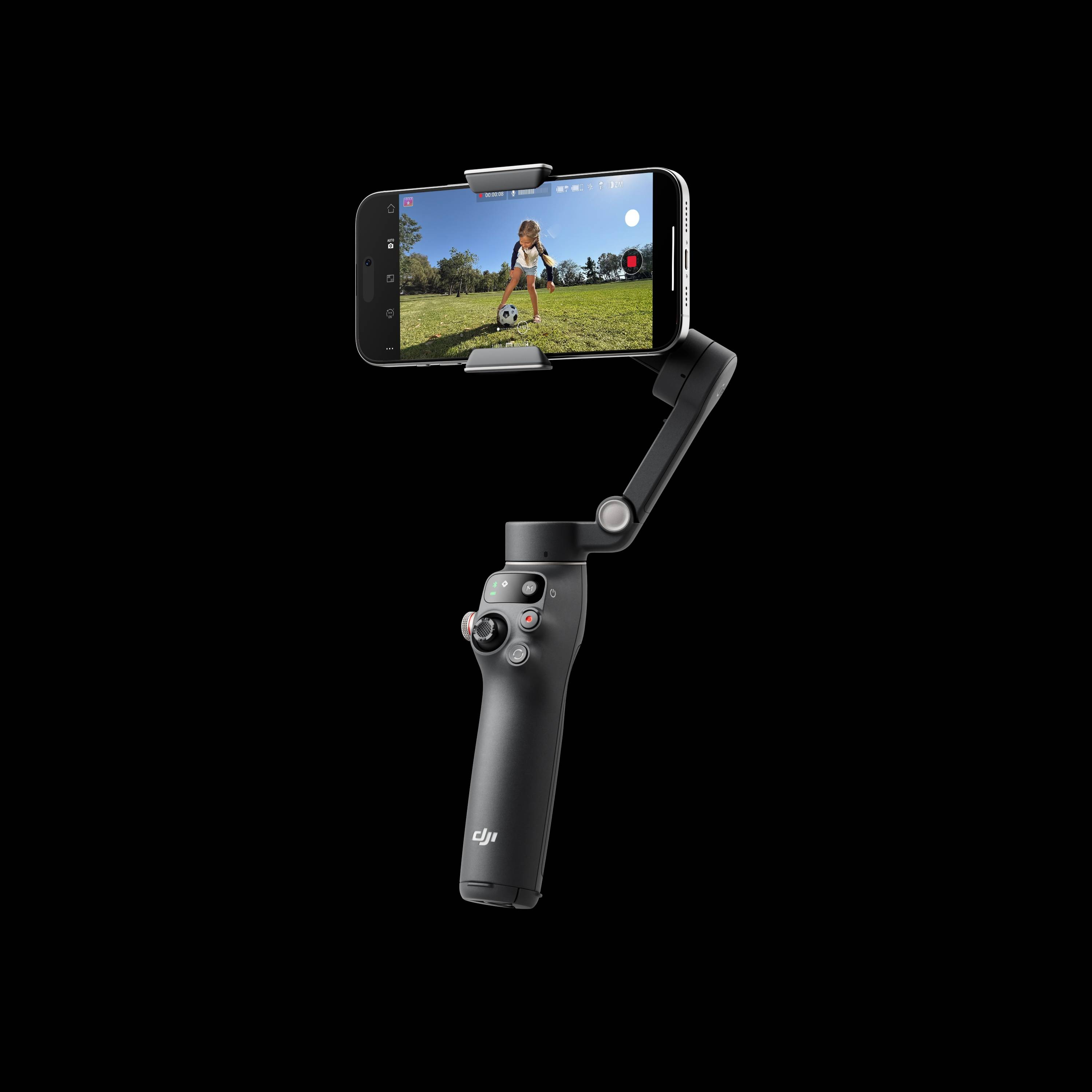 Ein schwarzer Gimbal hält ein Smartphone, das ein Mädchen beim Fußballspielen zeigt.