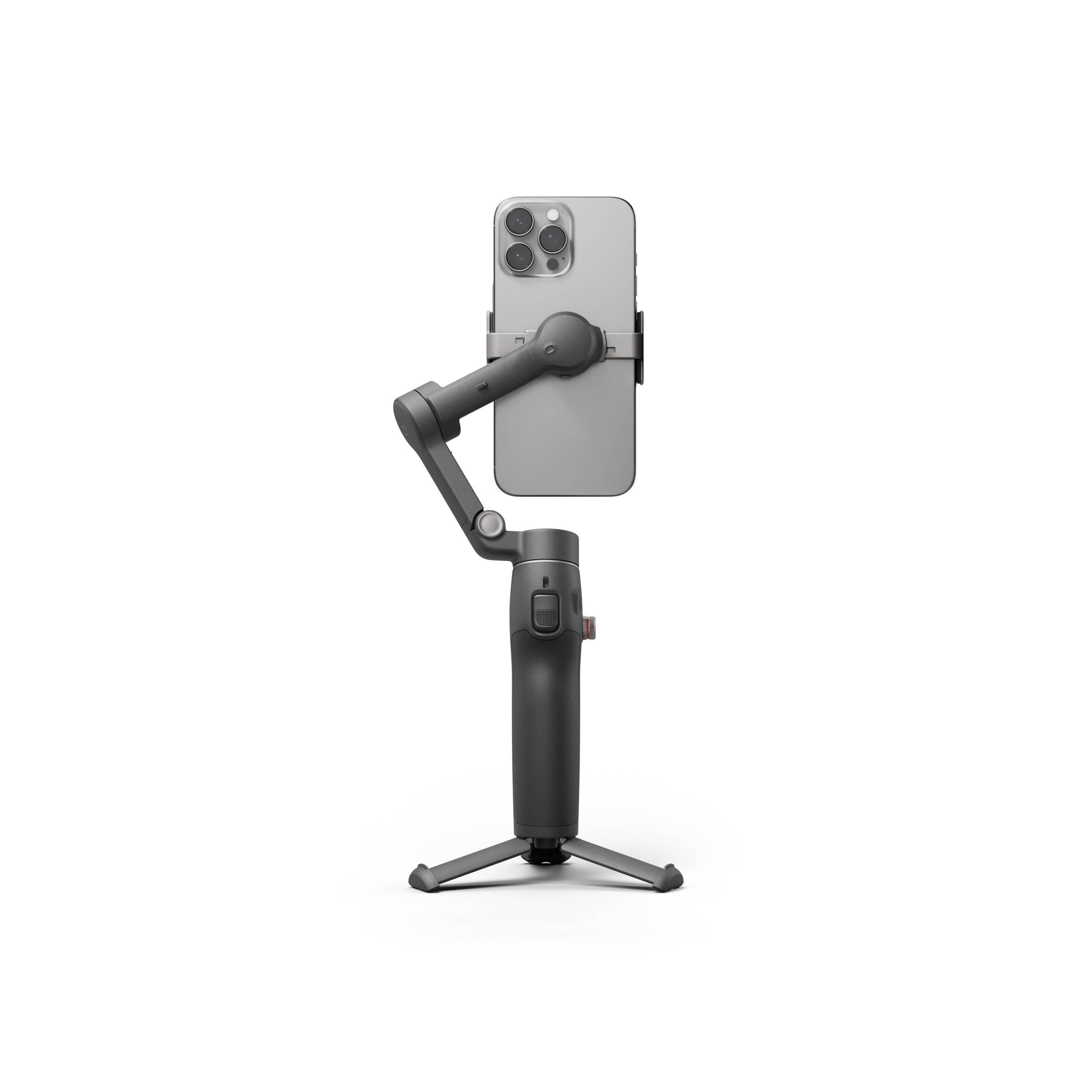 Ein grauer Gimbal hält ein silbernes Smartphone mit drei Kameras.