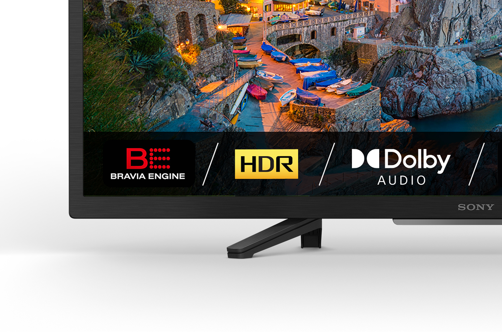 Telewizor wyświetla malowniczą włoską wioskę z łodziami, z logo Bravia Engine, HDR i Dolby Audio.