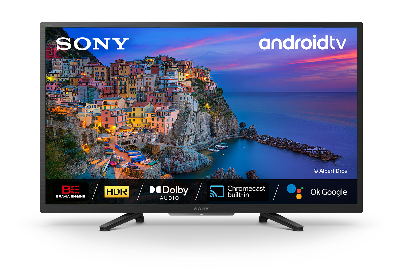 Telewizor Sony wyświetla kolorowe miasteczko nadmorskie i morze.