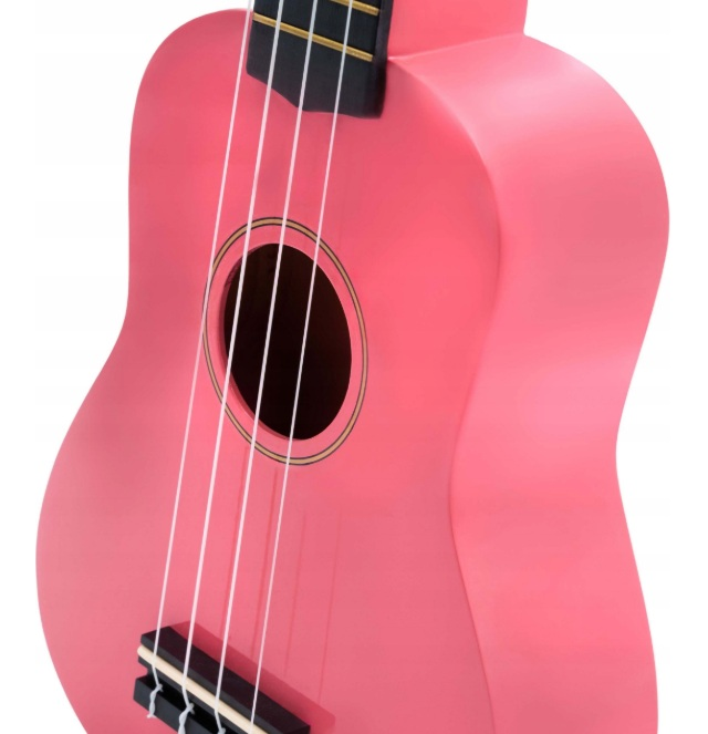 Zbliżenie jasnoróżowej ukulele z czterema strunami.