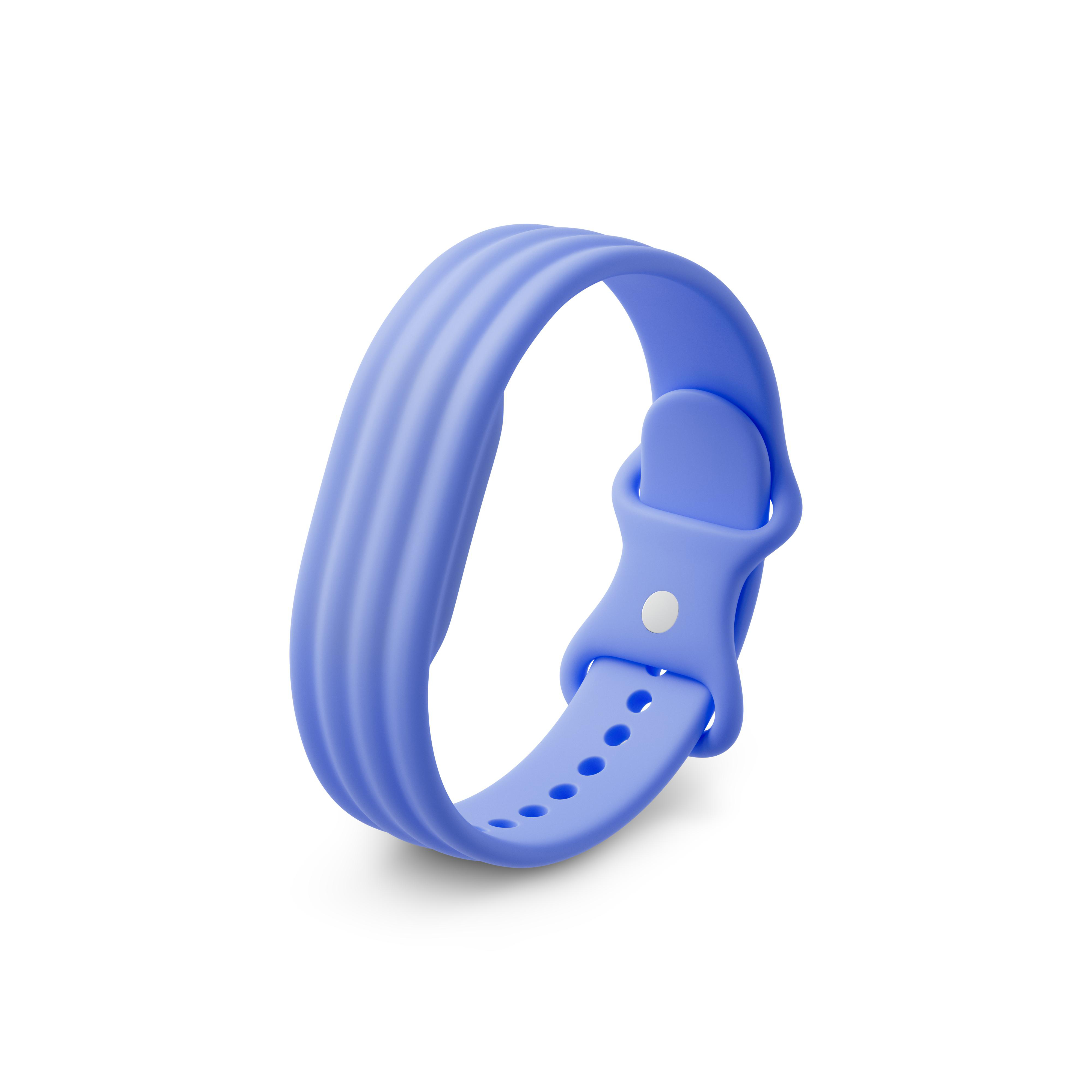 Ein hellblaues Armband mit geripptem Muster und Lochung für die Anpassung.