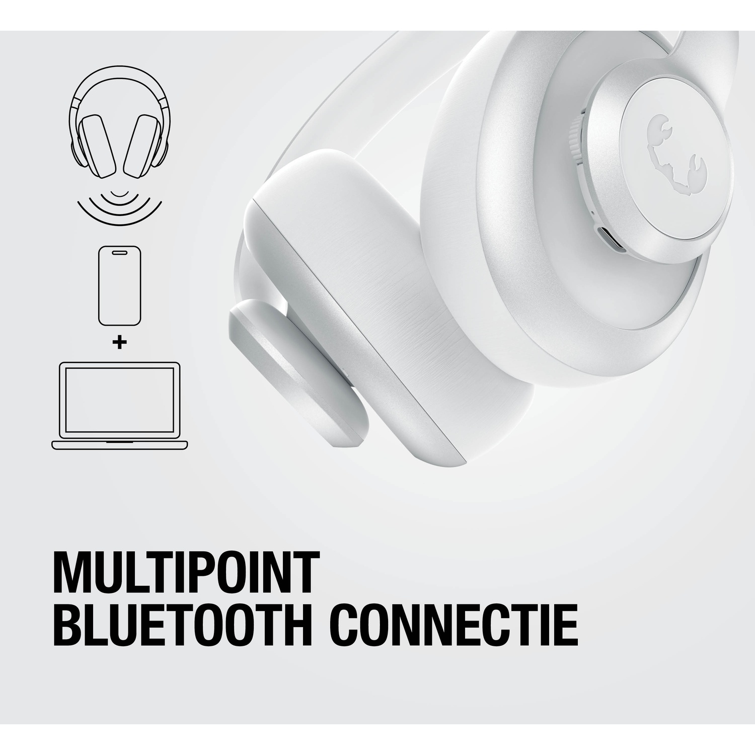Casque blanc connecté à un smartphone et un ordinateur portable.
