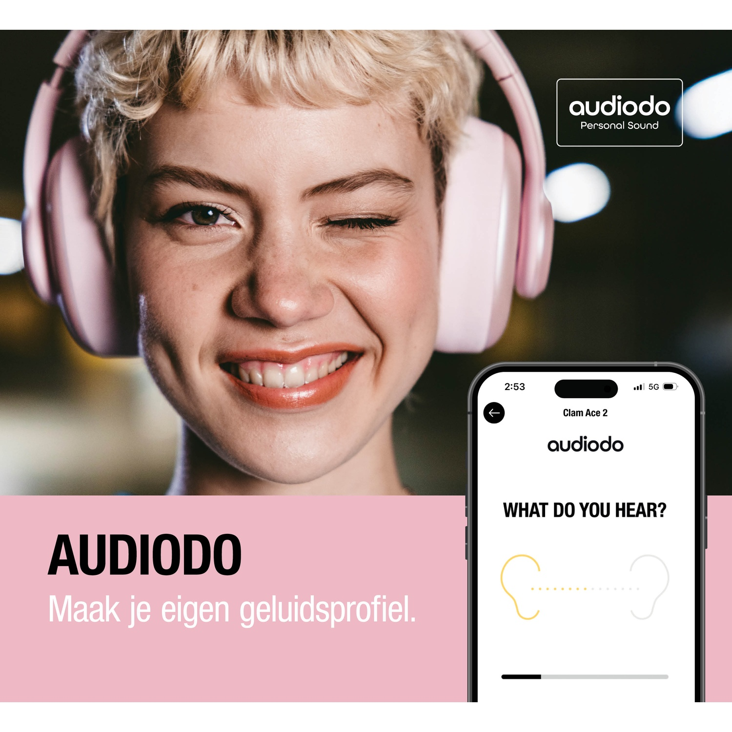 Une femme portant un casque rose fait un clin d'œil à la caméra. Un smartphone affiche l'app.
